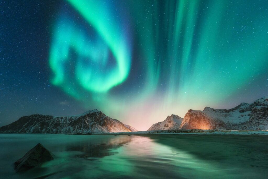 aurora-borealis-in-lofoten-islands-norway-PZ6NKG3.jpg